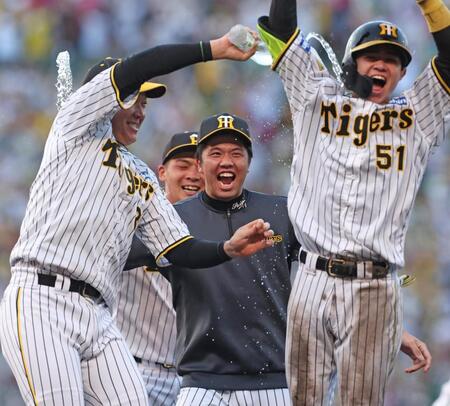 【写真】うれしいとばっちり？中野にかけられた水を豪快に浴びてしまう才木