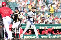 　４回、野間（３７）に先制の中犠飛を浴びた才木（右）と梅野のバッテリー（撮影・中田匡峻）