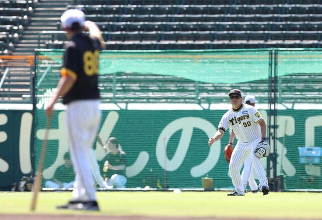 阪神 岡田監督が久保田C呼んで話し込む