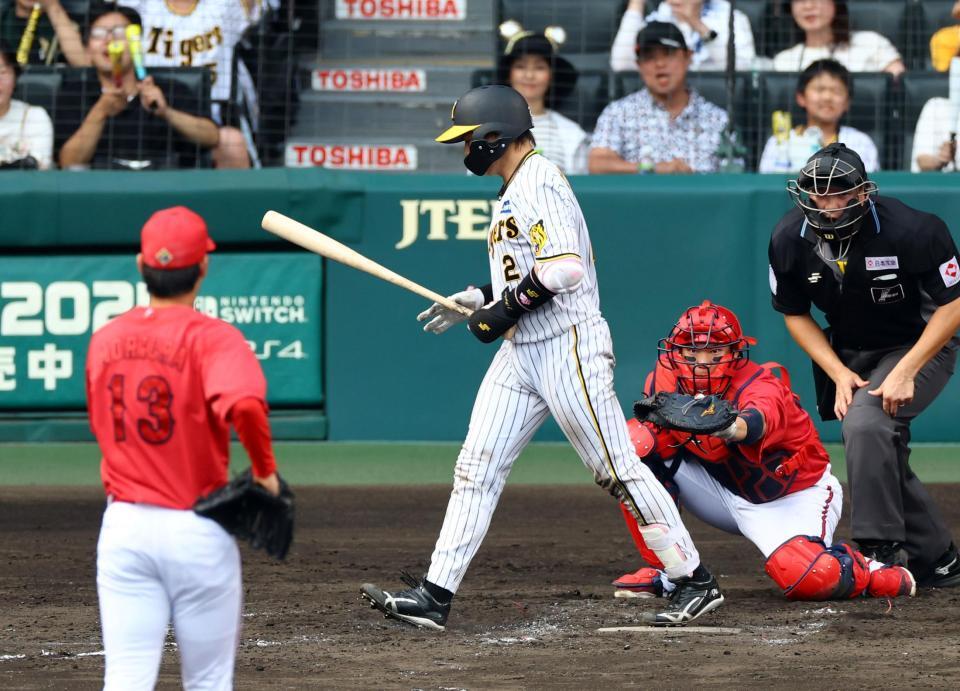 　７回、梅野は押し出しの四球を選ぶ（投手・森浦、捕手・坂倉）＝撮影・山口登