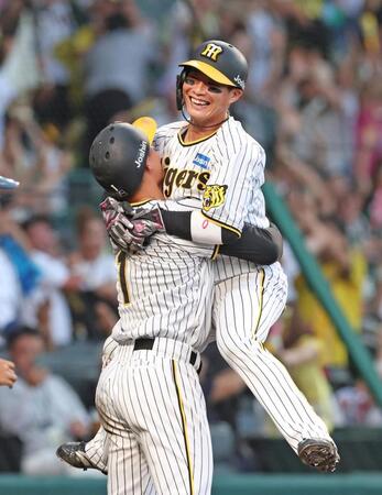 【写真】阪神　サヨナラ勝利の裏で森下翔太が木浪を抱っこ＆クルクル　ファン感動「だいしゅきホールド」「これは泣く」