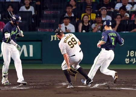 １回ヤクルト２死三塁、阪神ジェレミー・ビーズリーは暴投で先制を許す＝甲子園（撮影・山口登）