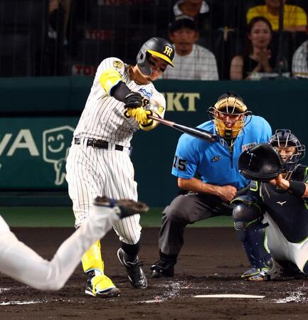 阪神　佐藤輝明＆前川右京の２者連続弾で逆転に成功！ともに浜風切り裂き右翼へ　佐藤輝はヤクルト戦７本目、前川は甲子園初アーチ　本拠地が騒然