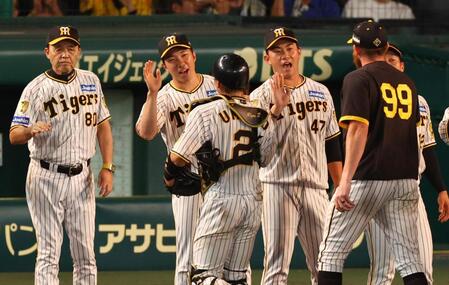 　ヤクルトに勝利し、ナインを迎える石井（中央左）と桐敷（中央右）＝撮影・山口登