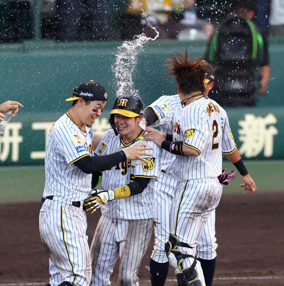 　サヨナラ適時打を放ち手荒く祝福される中野＝１４日、甲子園