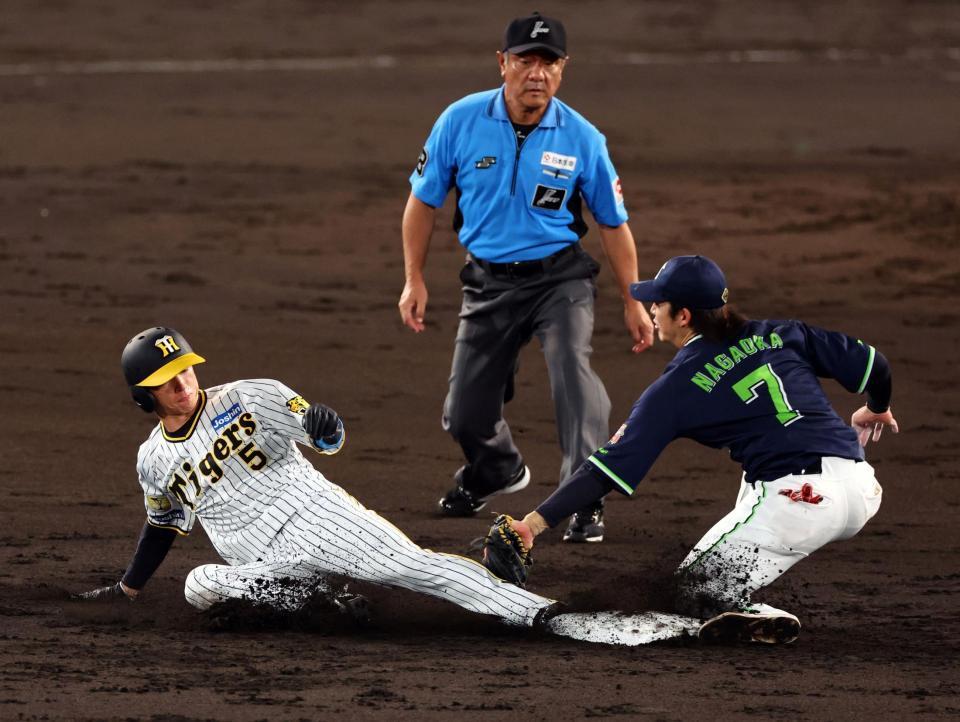 　３回、近本は盗塁を狙うもアウトになる（撮影・山口登）