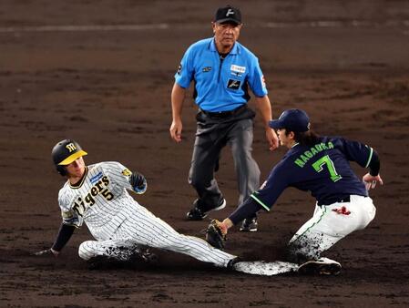 　３回、近本は盗塁を狙うもアウトになる（野手・長岡）