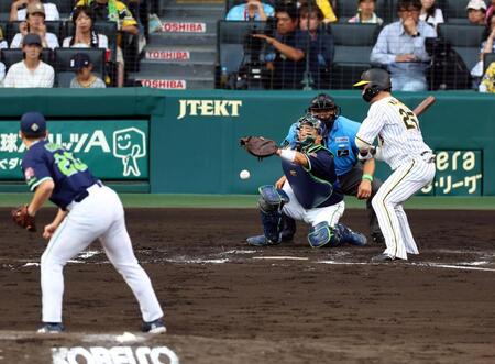 　６回、渡辺の打席で中村のパスボールで追加点を奪う（撮影・山口登）