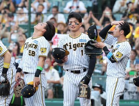 　ヤクルトに勝利し、天を仰ぐ前川（左）、ほっとした表情の森下（中央）、髪をかき上げる近本（撮影・中田匡峻）