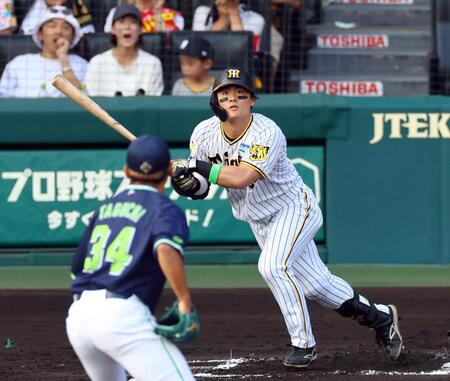 　６回、先制の中犠飛を放つ前川（撮影・山口登）