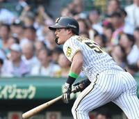 　６回、先制の中犠飛を放つ前川（撮影・中田匡峻）