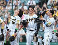 　ヤクルトに勝利し、天を仰ぐ前川（左）、ほっとした表情の森下（中央）、髪をかき上げる近本（撮影・中田匡峻）