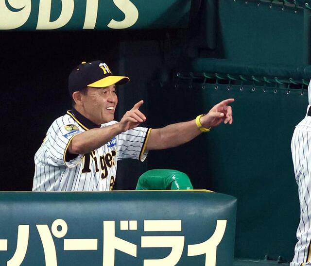 阪神 岡田監督がリクエスト失敗に困惑の表情 三回に近本の二盗を