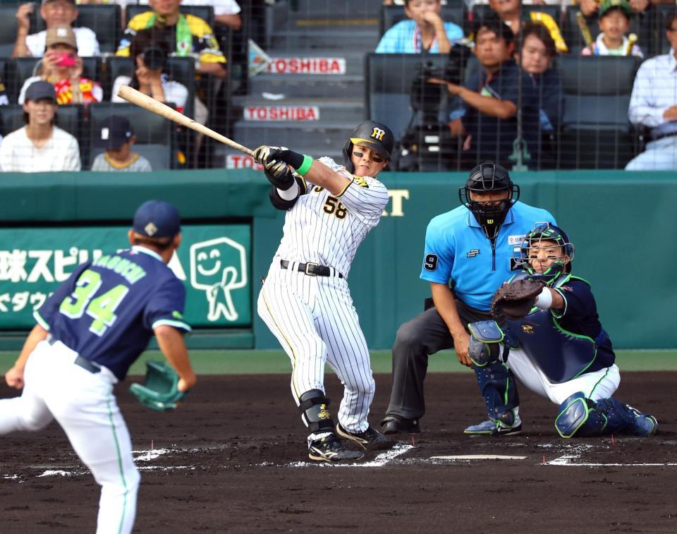 　６回、先制の中犠飛を放つ前川（撮影・山口登）