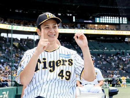 　今季１０勝目を挙げ笑顔を見せる大竹（撮影・立川洋一郎）