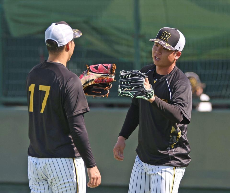 　青柳（左）とキャッチボールを終え、タッチを交わす村上（撮影・中田匡峻）