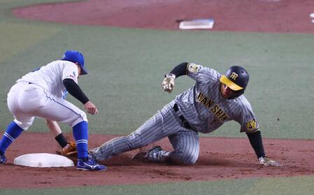 【写真】何やっとるんじゃ！ 鬼の形相　ベンチの岡田監督が怖すぎる