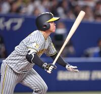 　４回、右前適時打を放つ村上（撮影・中田匡峻）