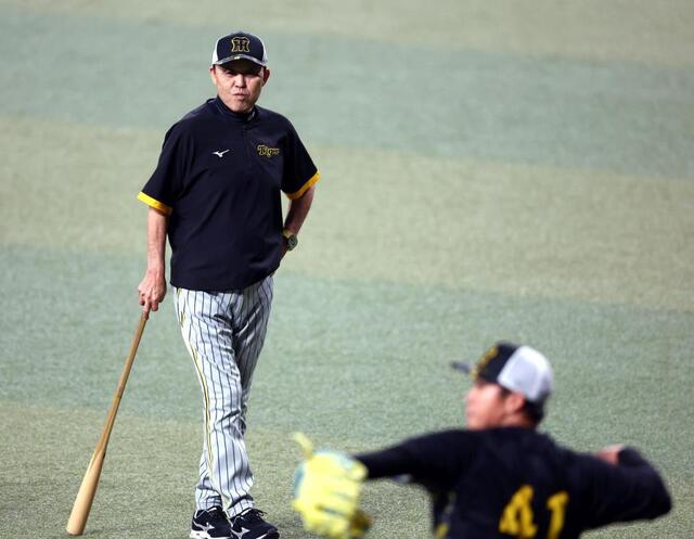 阪神岡田監督に異例シーン村上に笑顔で