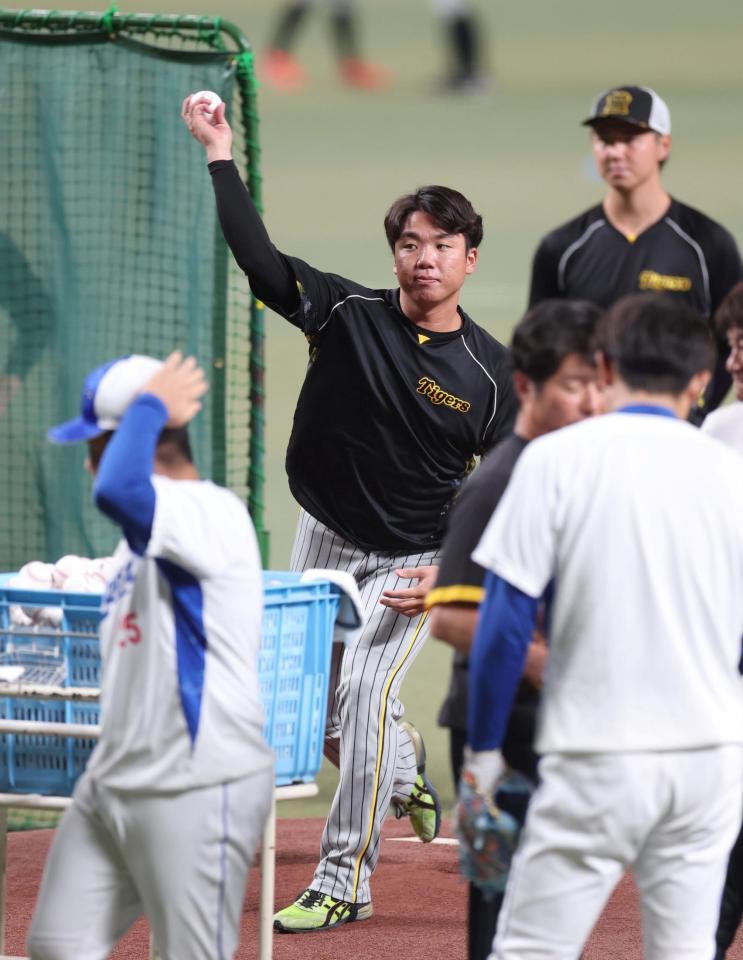 　マウンドの感触を確かめる村上（撮影・中田匡峻）