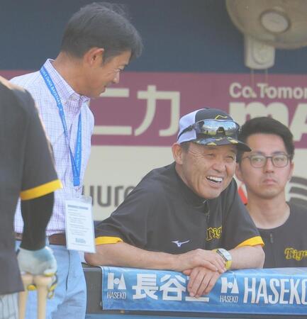 　試合前、仁志敏久氏（左）と談笑する岡田監督（撮影・吉澤敬太）