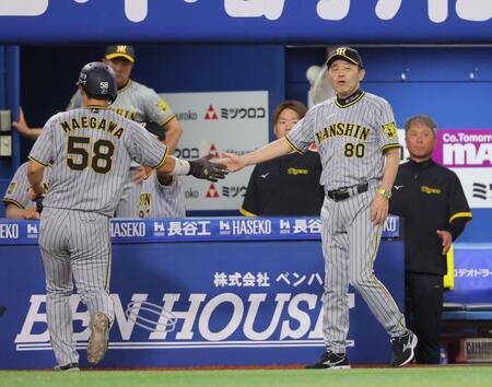 　４回、木浪の適時打で生還した前川（左）とタッチを交わす岡田監督（撮影・吉澤敬太）