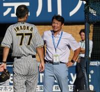 　今岡コーチと話をする仁志敏久氏（撮影・田中太一）