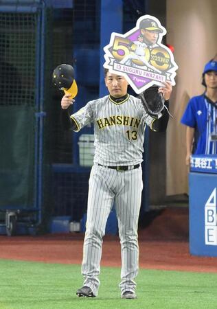 　９回に登板し通算５００試合登板を達成した岩崎（撮影・伊藤笙子）