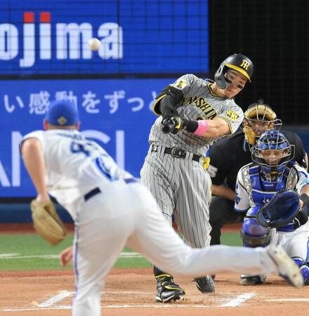 　１０回、勝ち越しとなる右越えソロを放つ佐藤輝（撮影・伊藤笙子）