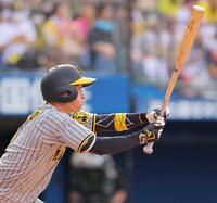 　３回、中前打を放つ近本（撮影・吉澤敬太）