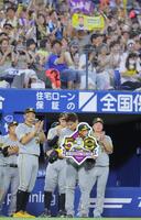 　９回に登板し無失点に抑え、通算５００試合出場を達成した岩崎（撮影・吉澤敬太）