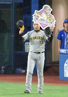 　９回に登板し通算５００試合登板を達成した岩崎（撮影・伊藤笙子）