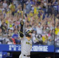 　１０回、右越えに勝ち越しソロを放ちバットを掲げる佐藤輝（撮影・吉澤敬太）