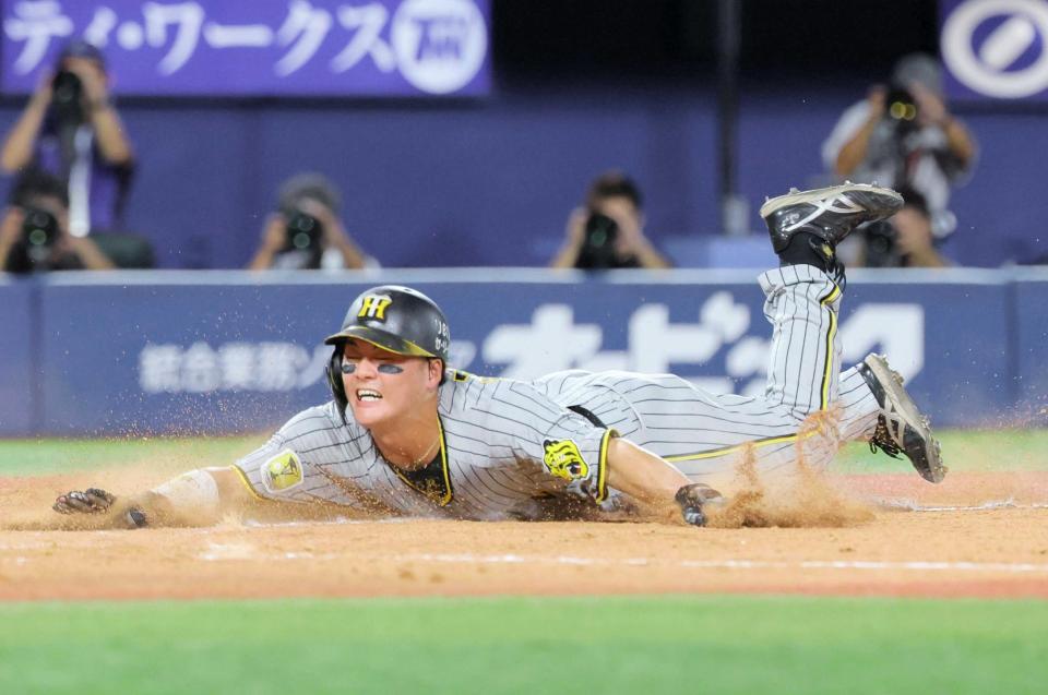 　４回、木浪の適時打で生還する前川（撮影・吉澤敬太）