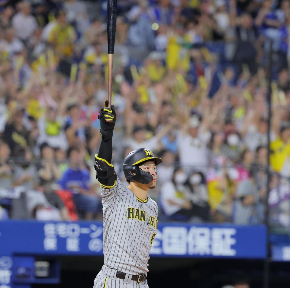 　１０回、右越えに勝ち越しソロを放ちバットを掲げる佐藤輝（撮影・吉澤敬太）