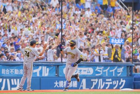 　３回、左越えに３ランを放ち、阪神ファンの大歓声を背にダイヤモンドを回る井上（撮影・吉澤敬太）