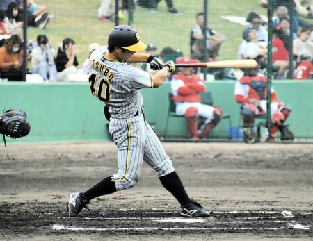 　６回、左前打を放つ井坪