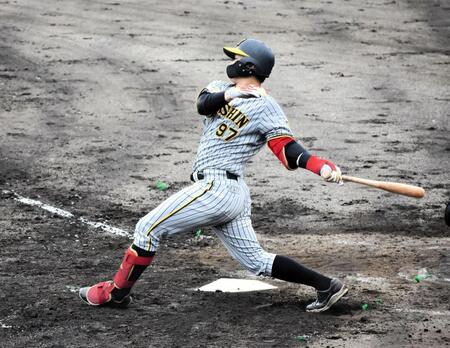 　４回に４号ソロを放つ野口