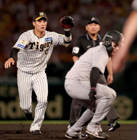 　１回、浅野のバントで二塁走者・丸を追いアウトにする木浪（撮影・田中太一）