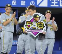 　通算５００試合登板を達成し、祝福される岩崎（撮影・吉澤敬太）