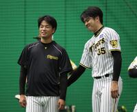 　才木（右）に尻を押される高橋（撮影・中田匡峻）