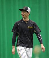 　笑顔を見せる近本（撮影・中田匡峻）