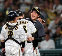 　１３勝目を挙げた才木は岩崎、梅野らと喜び合う（撮影・田中太一）