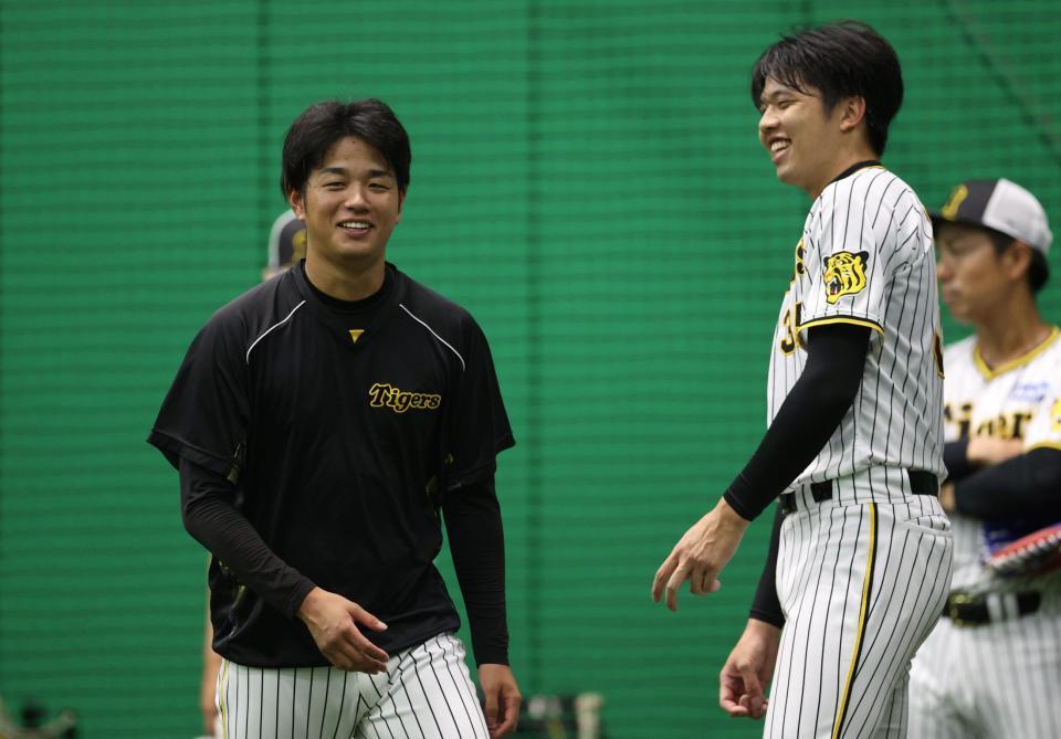 　才木（右）から声をかけられ、表情が緩む高橋（撮影・中田匡峻）