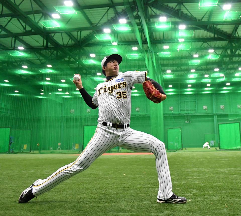 　キャッチボールをする才木（撮影・中田匡峻）