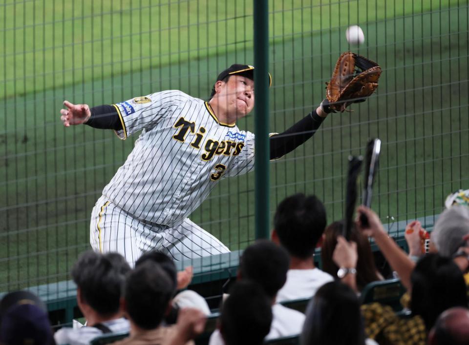 　３回、浅野の邪飛を好捕する一塁手・大山（撮影・立川洋一郎）