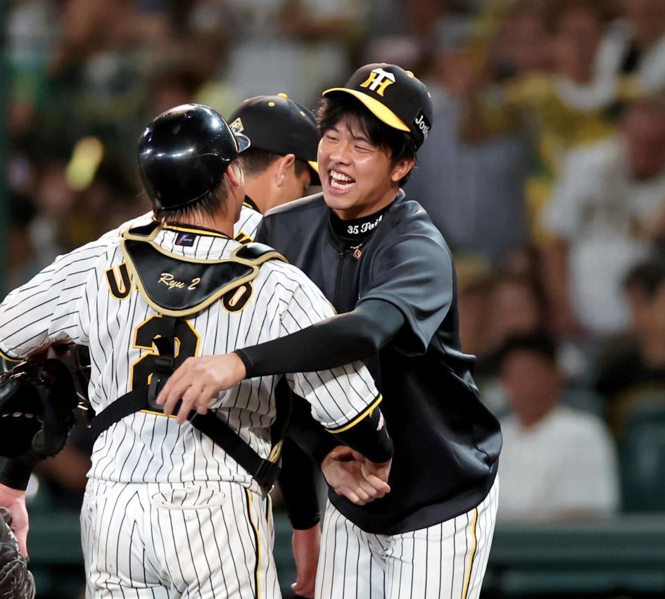 　１３勝目を挙げた才木は梅野と抱き合って喜ぶ（撮影・田中太一）