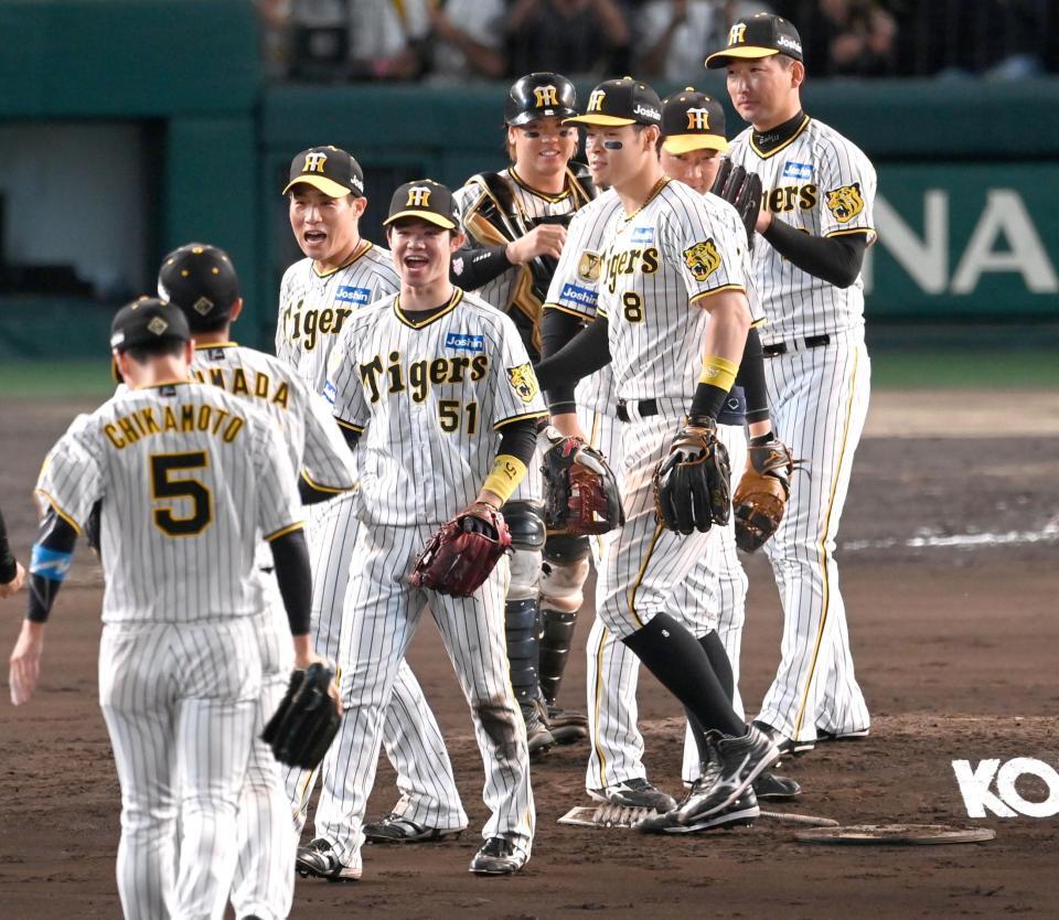 　勝利を喜ぶ中野（５１）ら阪神ナイン（撮影・飯室逸平）