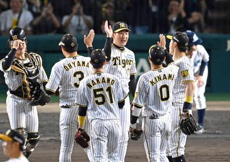 　勝利に沸く岩崎（中央）ら阪神ナイン（撮影・飯室逸平）