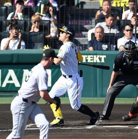 　１回、空振り三振に倒れる佐藤輝（撮影・飯室逸平）